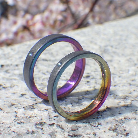 【金属アレルギーフリー】多色刷りの色鮮やかな発色・ジルコニウムの結婚指輪 1枚目の画像