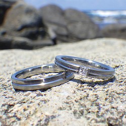 【金属アレルギーにならない結婚指輪】  プリンセスハグセッティング・ハフニウムの結婚指輪 1枚目の画像