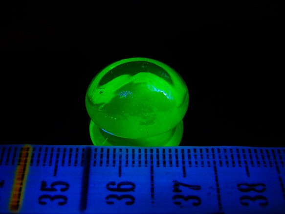 N904　【アメリカ産】ウランガラス　　ボタン型　紫外線照射で蛍光　(*_*; 1枚目の画像