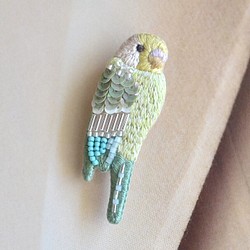 〈再販〉ビーズ刺繍　小鳥ブローチ　ライトグリーン 1枚目の画像