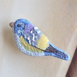 〈再販〉ビーズ刺繍　小鳥ブローチ　ブルー 1枚目の画像