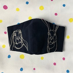 再販　ウサギの刺繍マスク　手縫い　 1枚目の画像