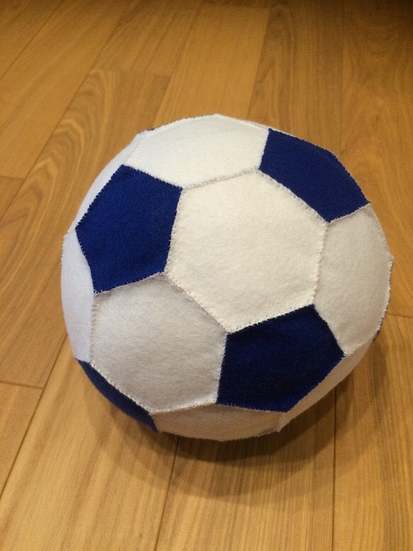 フェルトサッカーボール ブルー ホワイト おもちゃ 人形 Yuko S Shop 通販 Creema クリーマ ハンドメイド 手作り クラフト作品の販売サイト