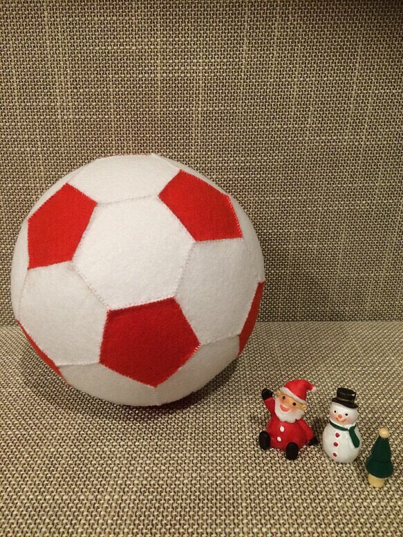 フェルトサッカーボール 赤 白 おもちゃ 人形 Yuko S Shop 通販 Creema クリーマ ハンドメイド 手作り クラフト作品の販売サイト