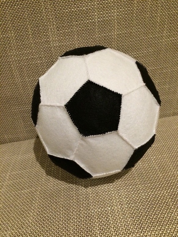 受注生産 フェルトのサッカーボール おもちゃ 人形 Yuko S Shop 通販 Creema クリーマ ハンドメイド 手作り クラフト作品の販売サイト