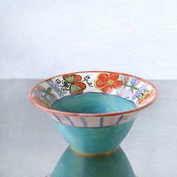 花と蝶絵とターコイズブルーのリムbowl 1枚目の画像