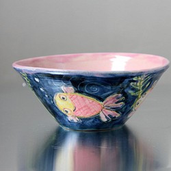 水彩画調の金魚絵（紺地＆ピンク）の椀陶器 1枚目の画像