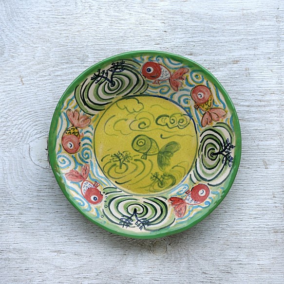 楽し気な金魚絵の丸い深皿（イエロー） 1枚目の画像