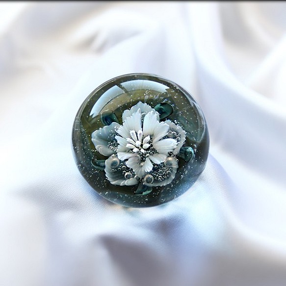 インサイドアウト】白い花のペーパーウェイト・1【すがりか】 立体 ...