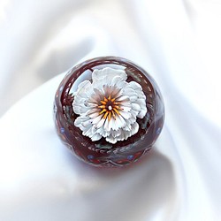 【インサイドアウト】白い花のペーパーウェイト・2【すがりか】 1枚目の画像