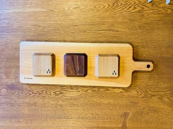 木のカッティングボード  (Lサイズ)  ナラ＆豆皿3個 1枚目の画像