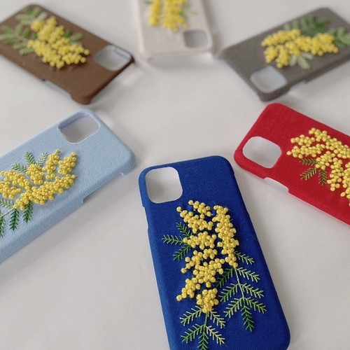 映画 ロマンスドール で蒼井優さん使用 刺繍のふわふわミモザ Iphoneケース Iphoneケース カバー Yururi 通販 Creema クリーマ ハンドメイド 手作り クラフト作品の販売サイト