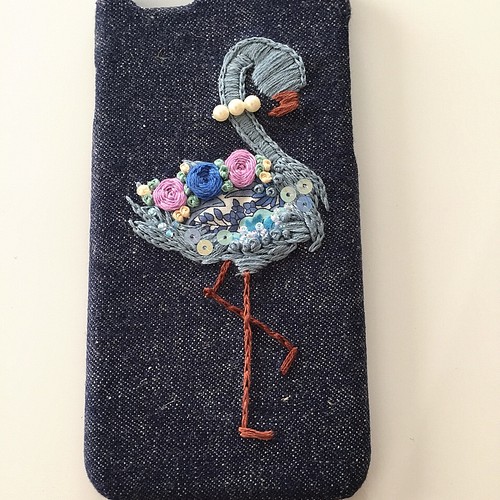 刺繍のオシャレなフラミンゴ Iphoneケース Iphoneケース カバー Yururi 通販 Creema クリーマ ハンドメイド 手作り クラフト作品の販売サイト