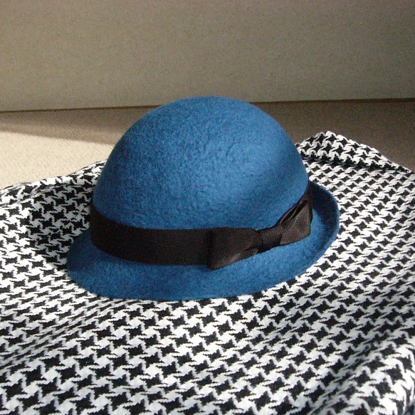 羊毛フェルトのブルー&ブラックなソフトハット 1枚目の画像