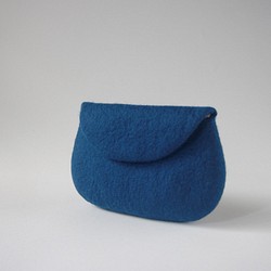 レトロシェイプな羊毛フェルトポーチ（ブルー） 1枚目の画像