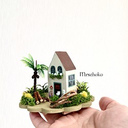 ◇ミニハウス＆リゾートガーデン◇ミニチュアハウス　茶色い屋根、窓辺にお花のお家 1枚目の画像