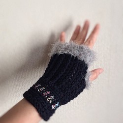 ネイビーカラーの可愛い手編みのハンドウォーマー 1枚目の画像