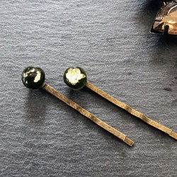 レトロな深緑のヘアピン 1枚目の画像