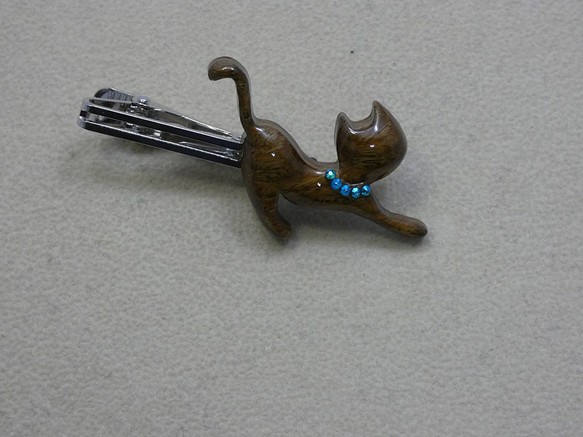 木製　ネクタイピン　（　猫　） 1枚目の画像