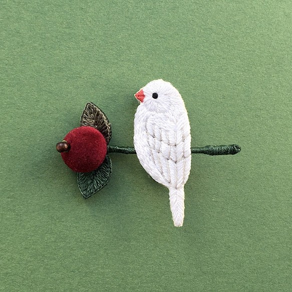 白文鳥とベリーの立体刺繍ブローチ 1枚目の画像