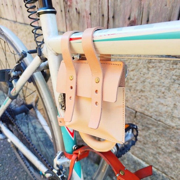 本革ヌメ革 栃木レザーの自転車バッグ 生成りナチュラルのサイクル 