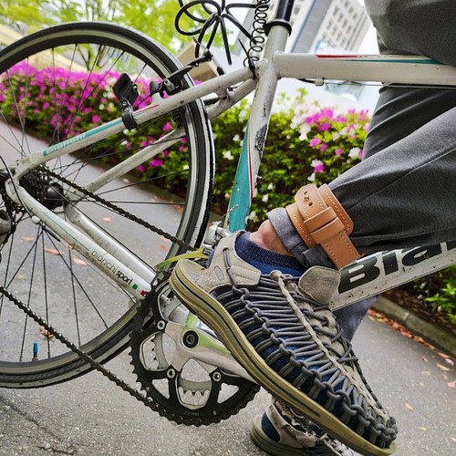 自転車用 本革ヌメ生成りアンクルベルト ロードバイク クロスバイク Bmxなどで通勤通学する人に 小物 ファッション雑貨 Croissant Leather 通販 Creema クリーマ ハンドメイド 手作り クラフト作品の販売サイト