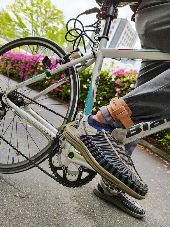 自転車用 本革ヌメ生成りアンクルベルト ロードバイク クロスバイク Bmxなどで通勤通学する人に 小物 ファッション雑貨 Croissant Leather 通販 Creema クリーマ ハンドメイド 手作り クラフト作品の販売サイト