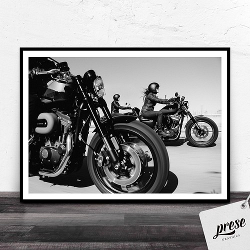 ハーレーダビッドソン バイク＆女性ライダーポスター モノクロ 写真