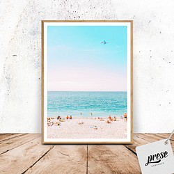 フランス、ニースのビーチで日光浴する人々 1枚目の画像