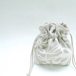 １点のみ・SALE！ふっくらジャガードのボタニカル：ナチュラルカラーのコロンとした巾着ポーチ 1枚目の画像
