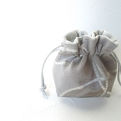 シルクタッチなこきんちゃん☆サークル織り柄のマットなシルバーのちいさい巾着ポーチ:受注製作です 1枚目の画像