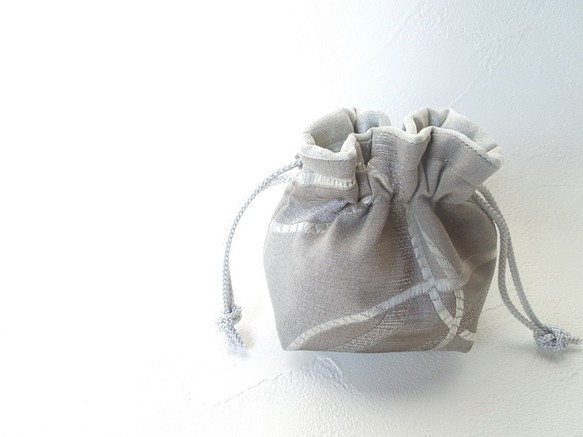 シルクタッチなこきんちゃん☆サークル織り柄のマットなシルバーのちいさい巾着ポーチ:受注製作です 1枚目の画像
