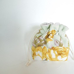 若草色にマスタードの大きなお花柄が華やかなコロンとした巾着ポーチ：受注製作です 1枚目の画像