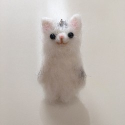 羊毛フェルト ふわふわ チンチラシルバー猫 キーホルダー 1枚目の画像
