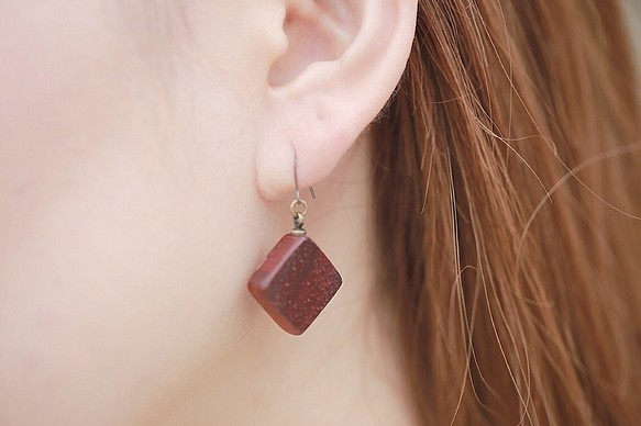 木製ピアス  両耳 パドック色(素敵な深い赤色) 1枚目の画像