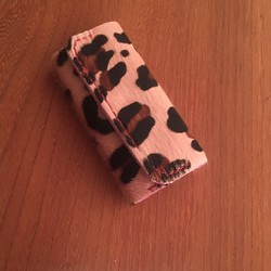 牛革キーケース（ピンクのレオパード柄ハラコ×濃いピンクのベロア牛革） 1枚目の画像