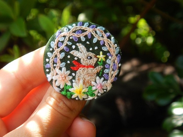 森林裡的小兔子與花刺繡胸針/別針/小物/配件 第1張的照片
