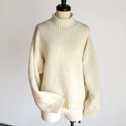 オフ白 の ゆったり　太糸編みセーター　ウール 100％ 1枚目の画像