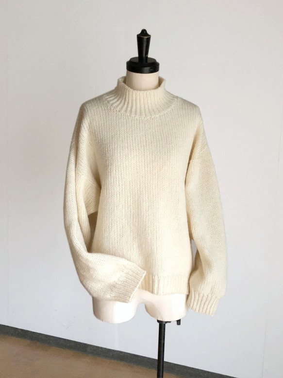 オフ白 の ゆったり　太糸編みセーター　ウール 100％ 1枚目の画像