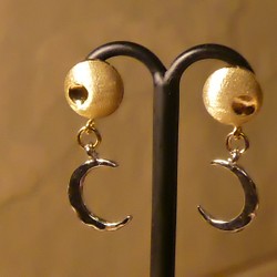 【 チタン 】満月と三日月 pierced earrings Titan 1枚目の画像