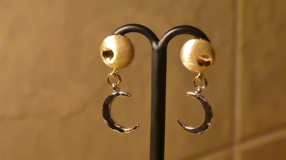 【 チタン 】満月と三日月 pierced earrings Titan 1枚目の画像