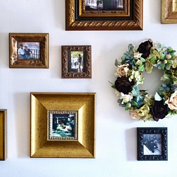 ブラックローズとピンクベージュローズにオリーブの実を添えたアーティフィシャルフラワーリース・30㎝ 1枚目の画像