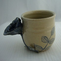 ばらのカップ　美しい立体的なばらの花がついた陶製カップ 1枚目の画像
