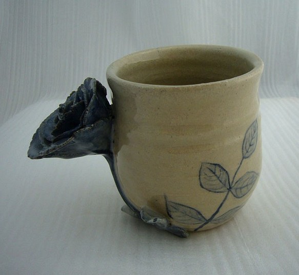 ばらのカップ　美しい立体的なばらの花がついた陶製カップ 1枚目の画像