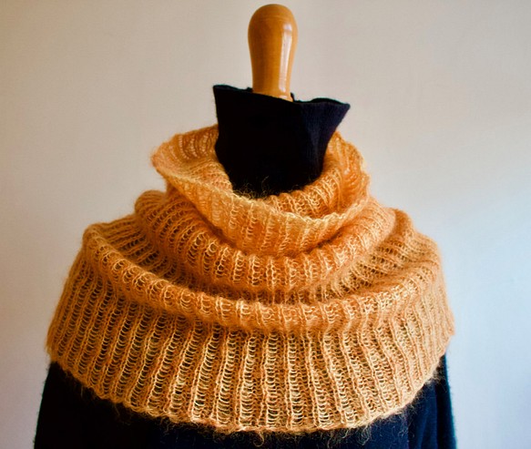 フランス製 スヌードケープ 草木染めシルクモヘア糸使用　ユーカリオレンジ [一目ゴム編み] 1枚目の画像