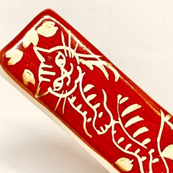 猫 箸置き 赤地に金で描く ネコと桜吹雪 1枚目の画像