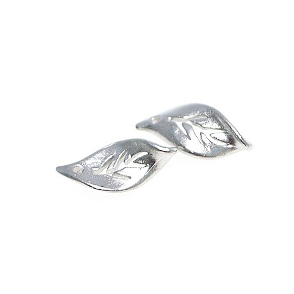 新作【6件入場】Curved Petit Leaf Motif Mad Silver Charm，零件 第1張的照片