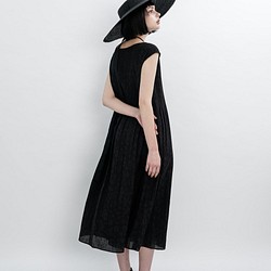 包袖分段壓紋。黑色絲棉洋裝。春夏 | Ysanne 第1張的照片