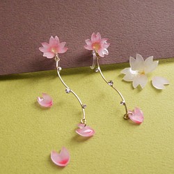 舞い散る桜のイヤリング　<桜色ver.> 1枚目の画像