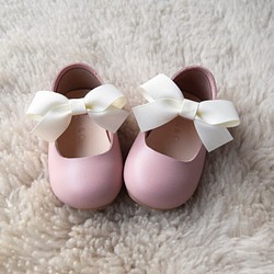 ライトピンク子供靴　バレーシューズ　誕生日お祝い　リングガール　親子写真　 1枚目の画像
